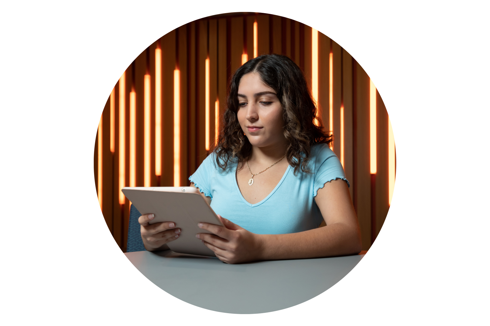 Image of a UT student using an iPad